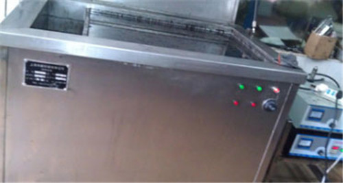 圖2無磷除油粉正在清洗處理中 圖2無磷除油粉正在清洗處理中